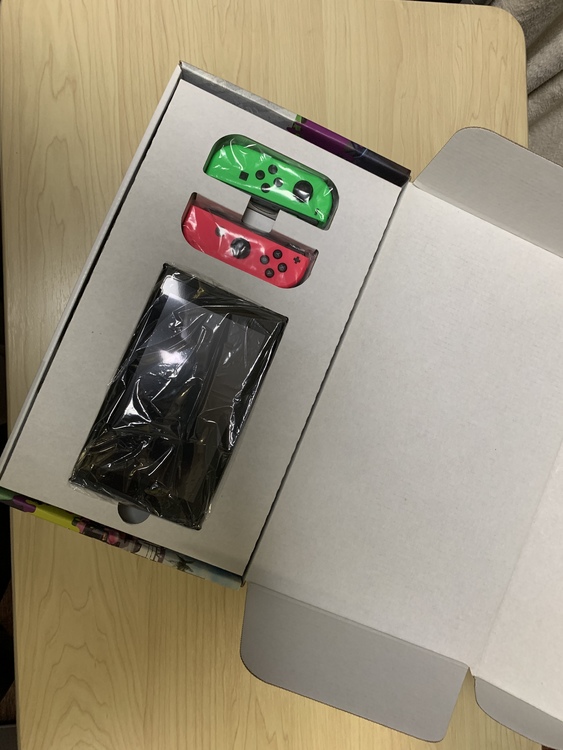 Nintendo Switch本体 スプラトゥーン2セット（ゲーム機本体・ゲームソフト）の商品画像 - 査定依頼日：2021年6月24日 - 最高査定価格：26,000円