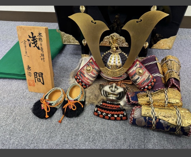 忠保作 浅間 五月人形 兜飾り 黄金造り 鞍馬 甲冑 鎧飾り（美術品・骨董品）の商品画像 - 査定依頼日：2025年10月7日 - 最高査定価格：3,000円