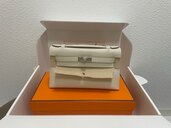 ポシェットケリーミニ白（ブランドバッグ）の商品画像 - 査定依頼日：2024年7月29日 - 最高査定価格：2,700,000円