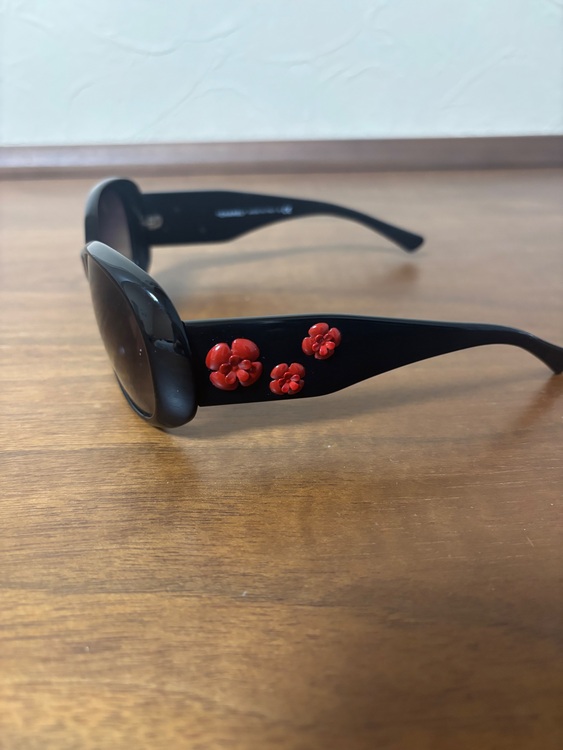 カメリアサングラス（レッド）（古着・ファッション）の商品画像 - 査定依頼日：2025年9月25日 - 最高査定価格：7,000円