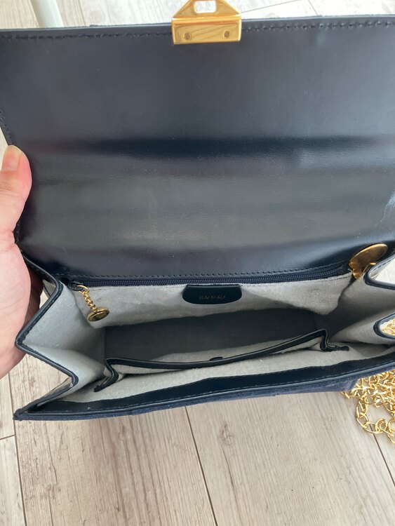 わからない（古着・ファッション）の商品画像 - 査定依頼日：2025年2月6日 - 最高査定価格：5,000円