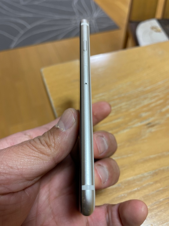 iPhone SE (第 3 世代) 64GB SIMフリー（スマホ）の商品画像 - 査定依頼日：2026年1月24日 - 最高査定価格：35,000円