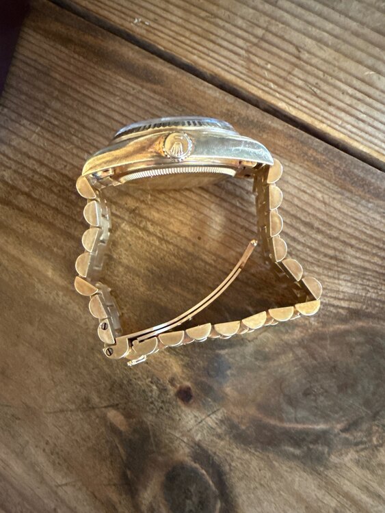 ロレックス パーペチュアルデイト （高級時計）の商品画像 - 査定依頼日：2025年3月25日 - 最高査定価格：2,400,000円