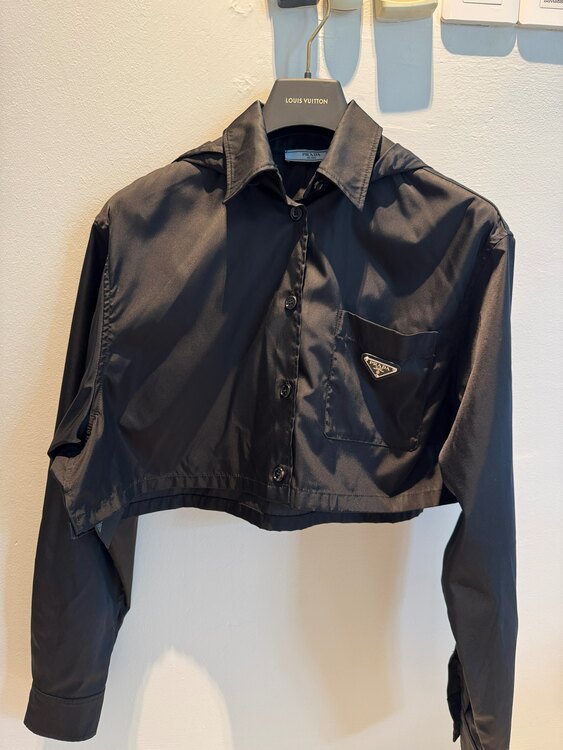 PRADAナイロンジャケット（古着・ファッション）の商品画像 - 査定依頼日：2025年2月6日 - 最高査定価格：35,000円