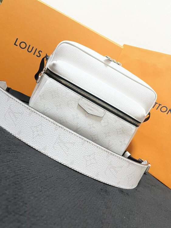 ルイヴィトン タイガ （ブランドバッグ）の商品画像 - 査定依頼日：2024年12月24日 - 最高査定価格：150,000円