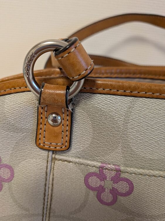 2wayショルダーバッグシグネチャー花柄（ブランドバッグ）の商品画像 - 査定依頼日：2025年11月6日 - 最高査定価格：2,500円