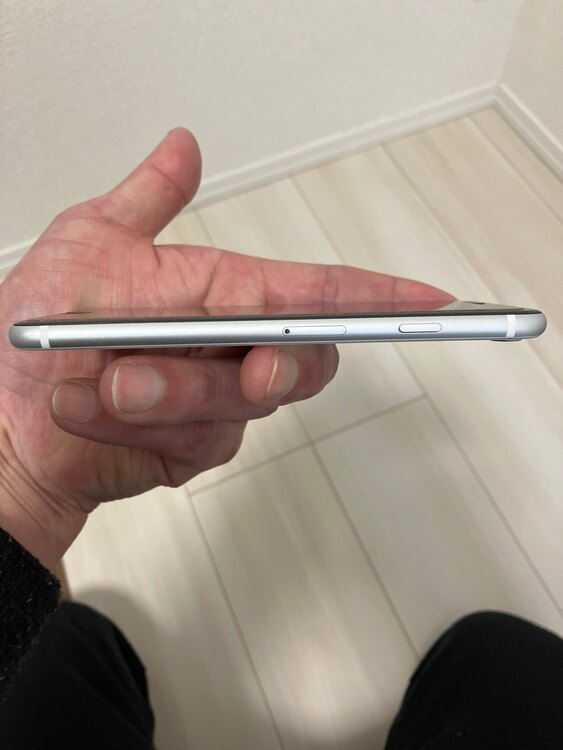 iPhonese第二世代（スマホ）の商品画像 - 査定依頼日：2025年4月8日 - 最高査定価格：10,000円