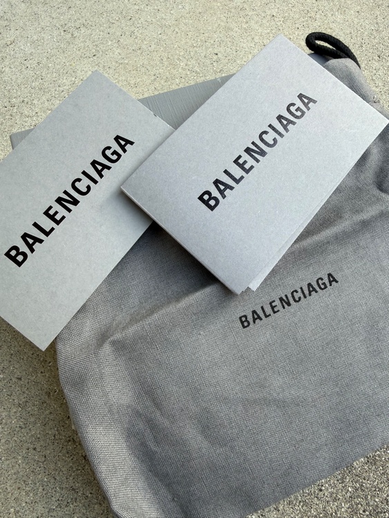 BALENCIAGAフラグメントケース（古着・ファッション）の商品画像 - 査定依頼日：2026年5月15日 - 最高査定価格：8,000円