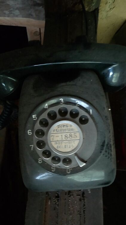 ダイヤル式電話（美術品・骨董品）の商品画像 - 査定依頼日：2025年8月24日 - 最高査定価格：2,000円