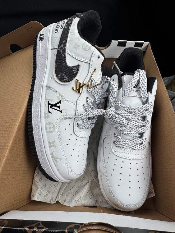 スニーカー（古着・ファッション）の商品画像 - 査定依頼日：2025年10月28日 - 最高査定価格：3,000円