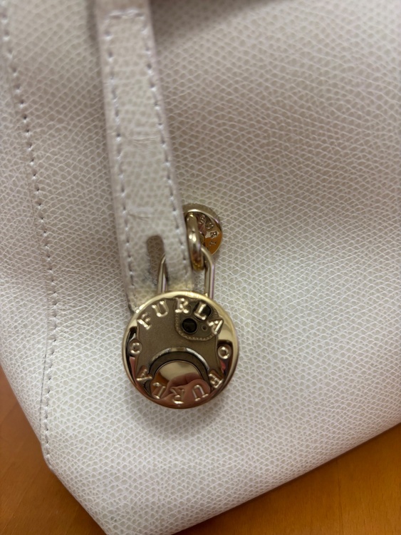FURLA フルラ ハイパー 2WAY ハンドバッグ（ブランドバッグ）の商品画像 - 査定依頼日：2026年9月27日 - 最高査定価格：2,000円