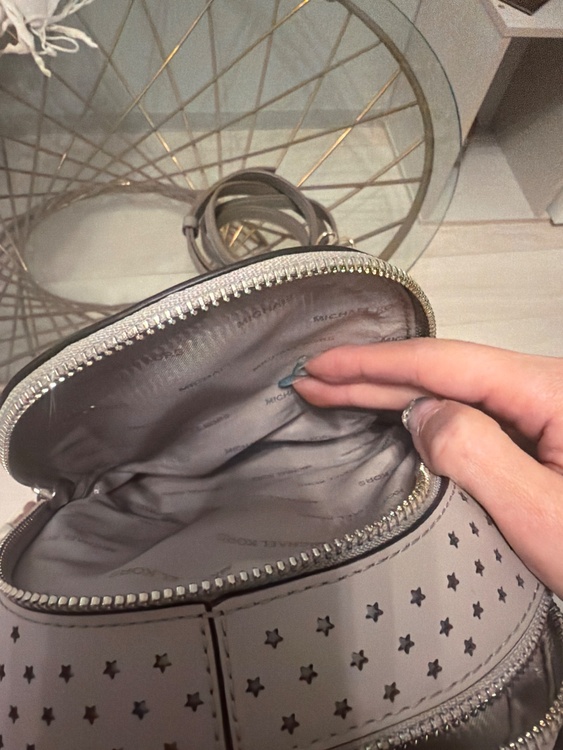 MICHAEL KORS  Mini Perforated LeatherBag（ブランドバッグ）の商品画像 - 査定依頼日：2026年5月5日 - 最高査定価格：2,500円