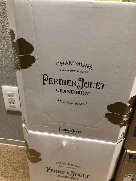 シャンパン ペリエ・ジュエ （お酒）の商品画像 - 査定依頼日：2025年2月6日 - 最高査定価格：204,000円