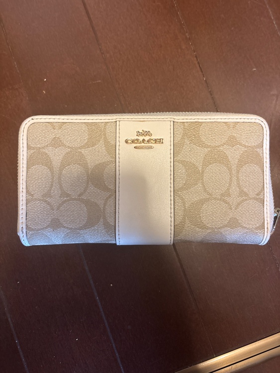 coach長財布（ブランド財布・小物）の商品画像 - 査定依頼日：2026年5月8日 - 最高査定価格：1,000円