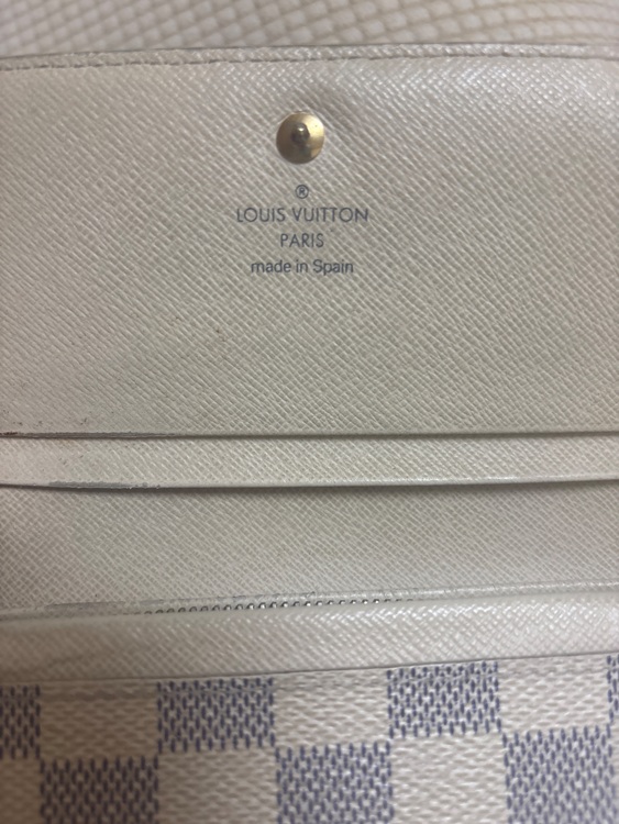 二つ折り財布（ブランドバッグ）の商品画像 - 査定依頼日：2025年7月4日 - 最高査定価格：10,000円