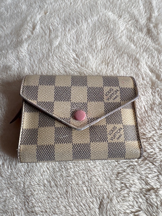 ルイヴィトン ダミエアズール ヴィクトリーヌ 三つ折り財布（ブランド財布・小物）の商品画像 - 査定依頼日：2026年4月8日 - 最高査定価格：20,000円