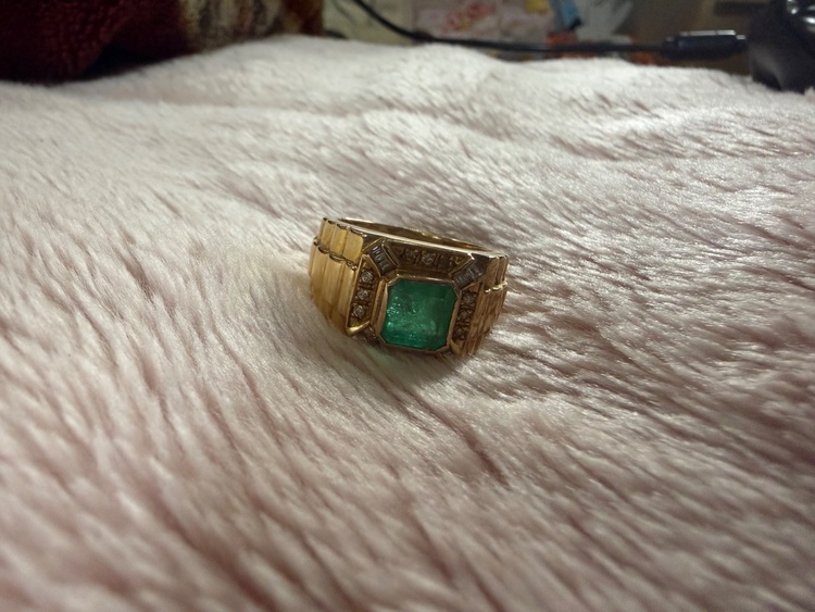 エメラルドの指輪　台座が18kのです。二点目がカルティエラブブレスゴールド（金・貴金属）の商品画像 - 査定依頼日：2026年1月6日 - 最高査定価格：1,085,000円