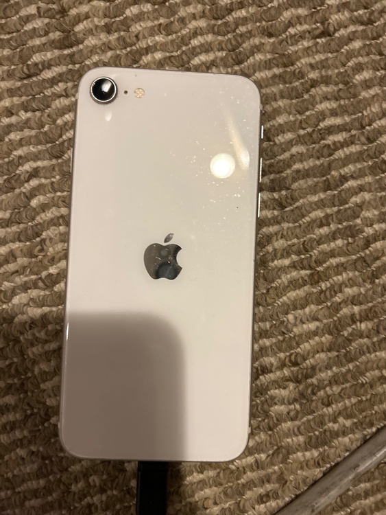 iPhone iPhone SE (第 2 世代) 128GB au（スマホ）の商品画像 - 査定依頼日：2026年8月26日 - 最高査定価格：4,500円