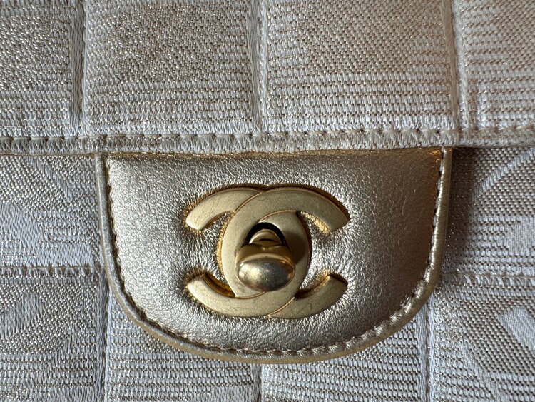 ニュートラベルラインチェーンショルダーバッグ（ブランドバッグ）の商品画像 - 査定依頼日：2025年1月14日 - 最高査定価格：150,000円