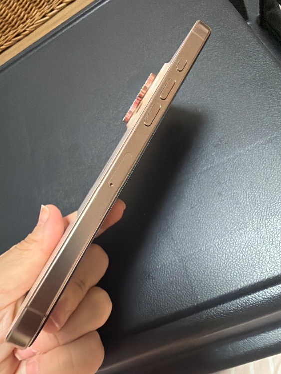 iPhone iPhone 16 Pro Max 256GB au（スマホ）の商品画像 - 査定依頼日：2026年8月4日 - 最高査定価格：143,500円