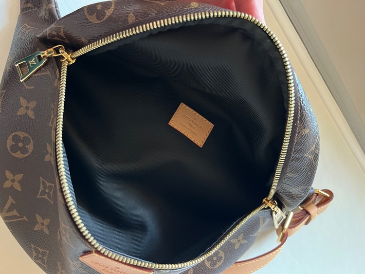 バムバッグ（ブランドバッグ）の商品画像 - 査定依頼日：2025年8月4日 - 最高査定価格：250,000円