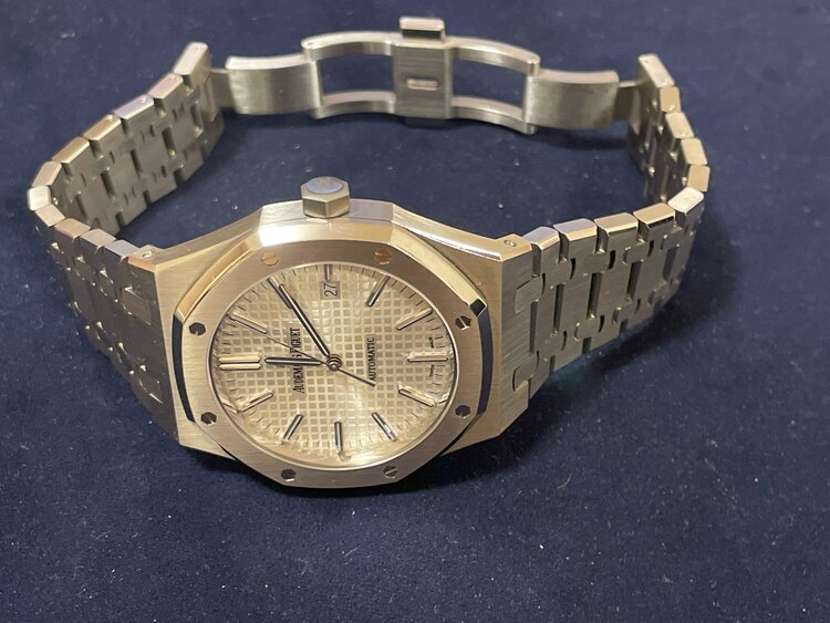 オーデマピゲ ロイヤルオーク 15400st.OO.1220ST.0（高級時計）の商品画像 - 査定依頼日：2025年4月26日 - 最高査定価格：4,350,000円