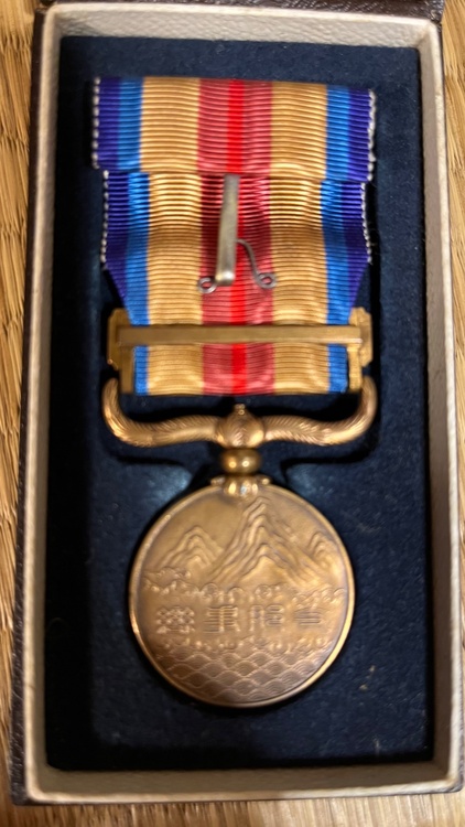 勲章（付随表彰状）（美術品・骨董品）の商品画像 - 査定依頼日：2026年2月24日 - 最高査定価格：3,000円