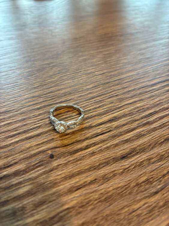 ヴァンドーム グレース エンゲージメントリング (AE_R8210)（金・貴金属）の商品画像 - 査定依頼日：2025年11月13日 - 最高査定価格：70,000円