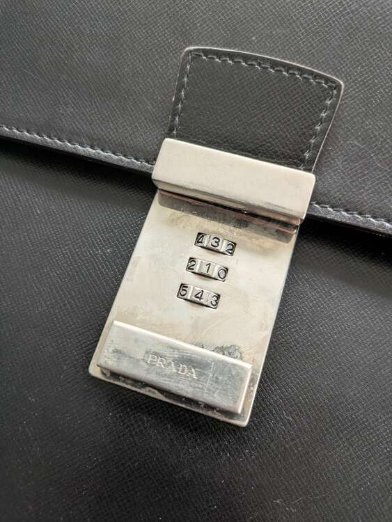 プラダ  （ブランドバッグ）の商品画像 - 査定依頼日：2024年12月14日 - 最高査定価格：8,000円