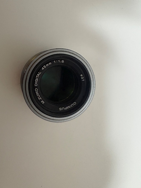 OLYMPUS 45mm F1.8 シルバー（カメラ）の商品画像 - 査定依頼日：2026年8月15日 - 最高査定価格：20,000円