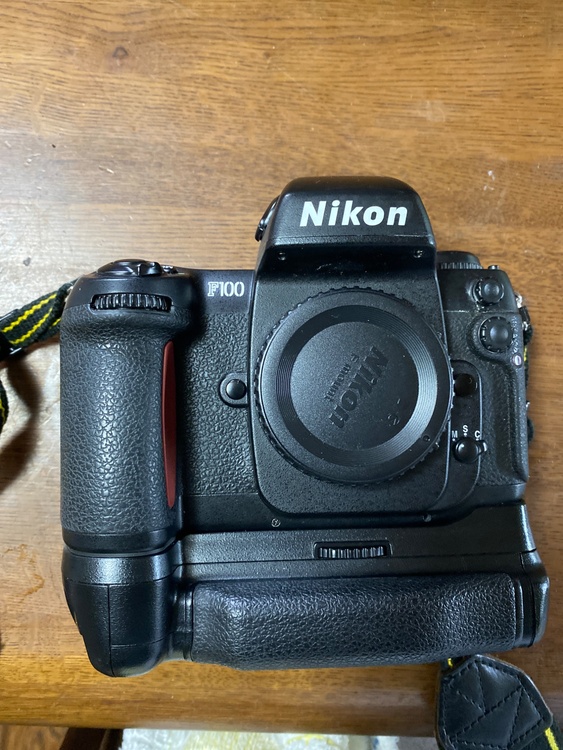 f100（カメラ）の商品画像 - 査定依頼日：2026年4月9日 - 最高査定価格：22,100円