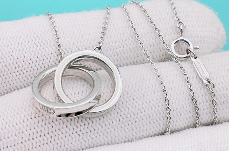 Tiffany インターロッキング ネックレス 4.5g（古着・ファッション）の商品画像 - 査定依頼日：2026年5月8日 - 最高査定価格：10,500円