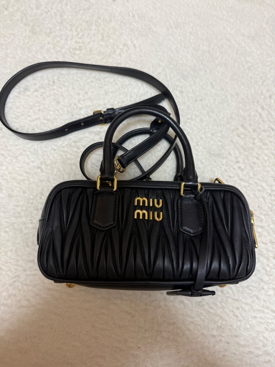 ミュウミュウ  （ブランドバッグ）の商品画像 - 査定依頼日：2025年7月31日 - 最高査定価格：230,000円