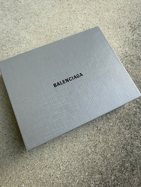 BALENCIAGAフラグメントケース（古着・ファッション）の商品画像 - 査定依頼日：2026年5月15日 - 最高査定価格：8,000円