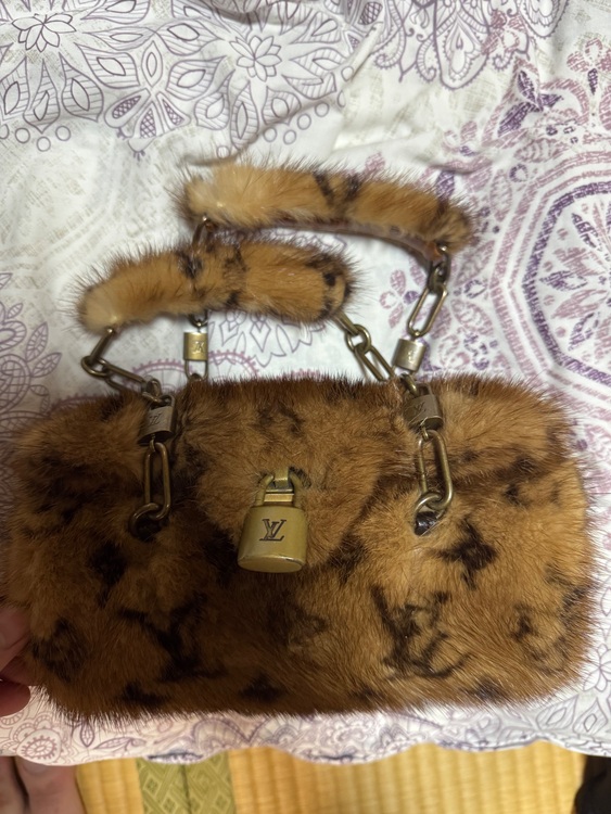 ヴィトン モノグラム ミンク ミニパピヨン （ブランドバッグ）の商品画像 - 査定依頼日：2025年6月29日 - 最高査定価格：1,000,000円