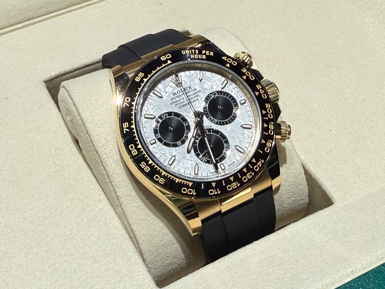 コスモグラフデイトナ（高級時計）の商品画像 - 査定依頼日：2025年10月9日 - 最高査定価格：14,000,000円