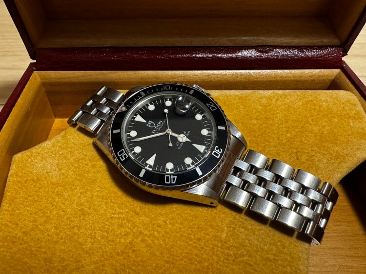 チューダー サブマリーナー 75090 ブラック ステンレススチール（高級時計）の商品画像 - 査定依頼日：2025年1月22日 - 最高査定価格：500,000円