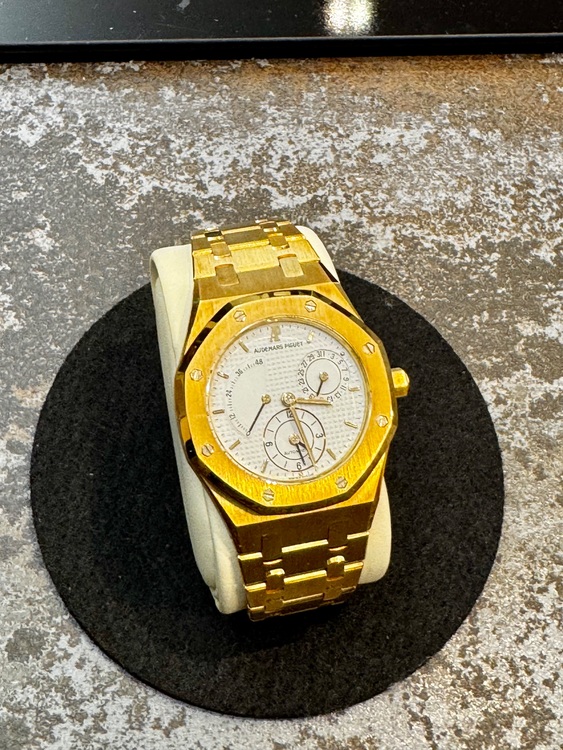 ロイヤルオーク　デュアルタイム（高級時計）の商品画像 - 査定依頼日：2025年10月9日 - 最高査定価格：5,500,000円