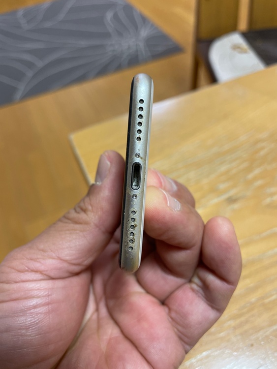 iPhone SE (第 3 世代) 64GB SIMフリー（スマホ）の商品画像 - 査定依頼日：2026年1月24日 - 最高査定価格：35,000円