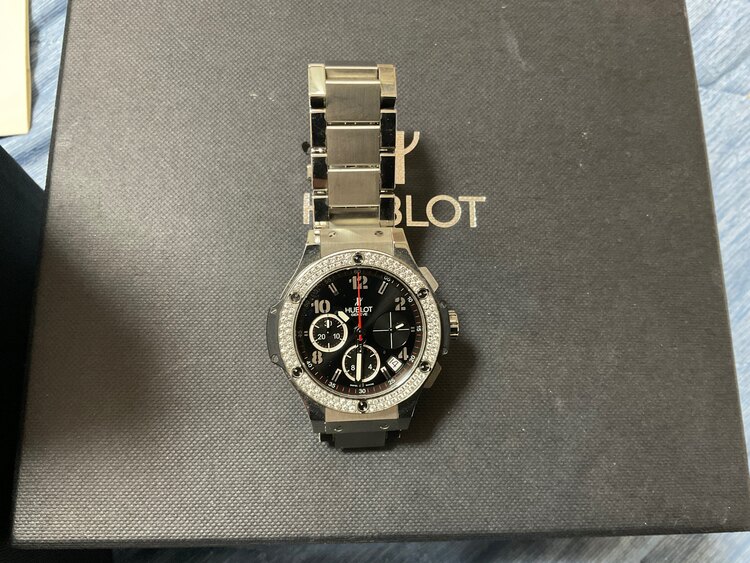 ビッグバンスチール41 SS BKアラビア　AT ダイヤ入りベゼル　SSブレス（高級時計）の商品画像 - 査定依頼日：2025年3月21日 - 最高査定価格：1,075,000円