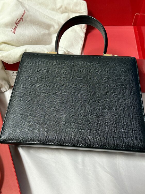 フェラガモ  （ブランドバッグ）の商品画像 - 査定依頼日：2025年5月26日 - 最高査定価格：30,000円