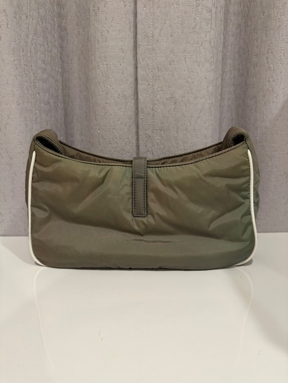 サンローラン SAINT LAURENT LE5A7ショルダーバッグ（ブランドバッグ）の商品画像 - 査定依頼日：2026年9月19日 - 最高査定価格：85,000円