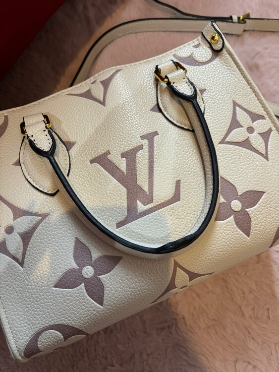 ルイヴィトン オンザゴー（ブランドバッグ）の商品画像 - 査定依頼日：2025年5月9日 - 最高査定価格：250,000円