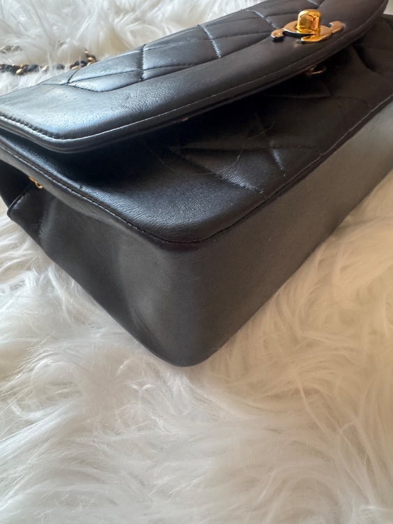 CHANEL ダイアナフラップ　黒　2番台（ブランドバッグ）の商品画像 - 査定依頼日：2026年10月7日 - 最高査定価格：400,000円