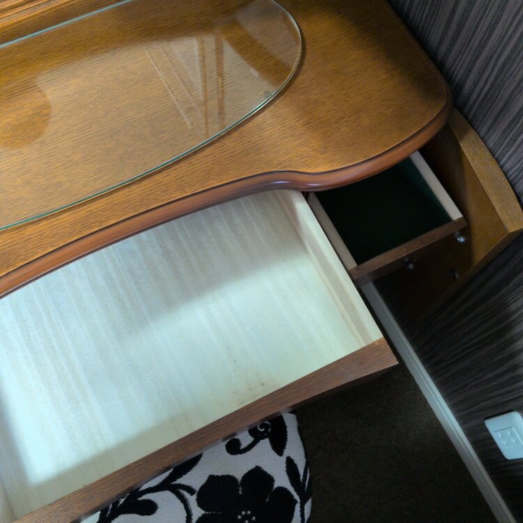 アンティーク風ドレッサー（家具・寝具）の商品画像 - 査定依頼日：2026年8月6日 - 最高査定価格：5,000円