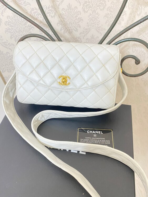 美品　シャネル　ラムスキンマトラッセ　ホワイト（ブランドバッグ）の商品画像 - 査定依頼日：2024年5月4日 - 最高査定価格：155,000円