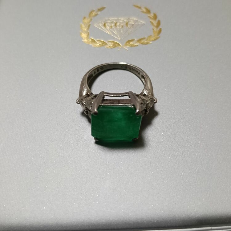 天然エメラルド　天然ダイアモンド　リング（宝石）の商品画像 - 査定依頼日：2025年11月30日 - 最高査定価格：150,000円