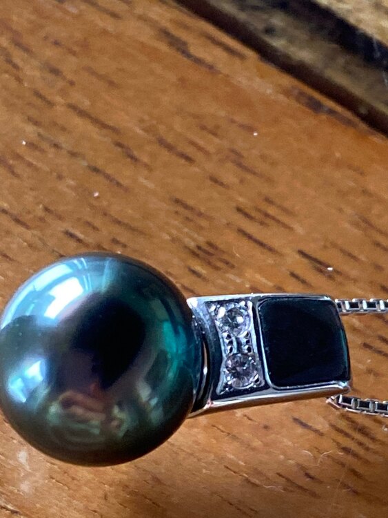 田崎真珠 黒蝶真珠ネックレス ダイヤ付き 10ミリ珠（宝石）の商品画像 - 査定依頼日：2025年4月8日 - 最高査定価格：100,000円