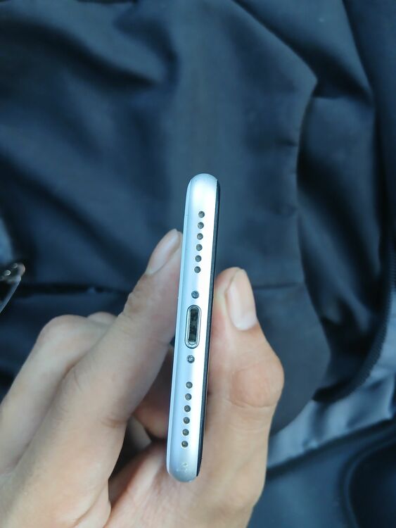 iPhoneSE第2世代 64GB（スマホ）の商品画像 - 査定依頼日：2025年10月1日 - 最高査定価格：10,000円