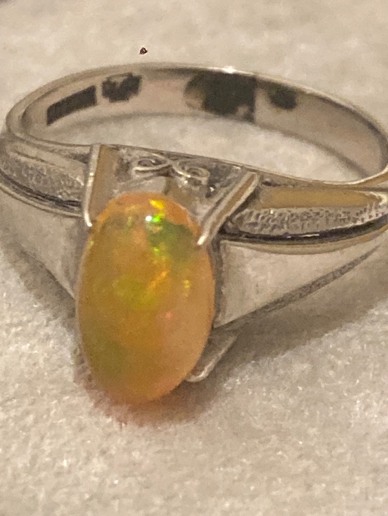 オパールプラチナりんぐ（金・貴金属）の商品画像 - 査定依頼日：2026年1月17日 - 最高査定価格：100,000円